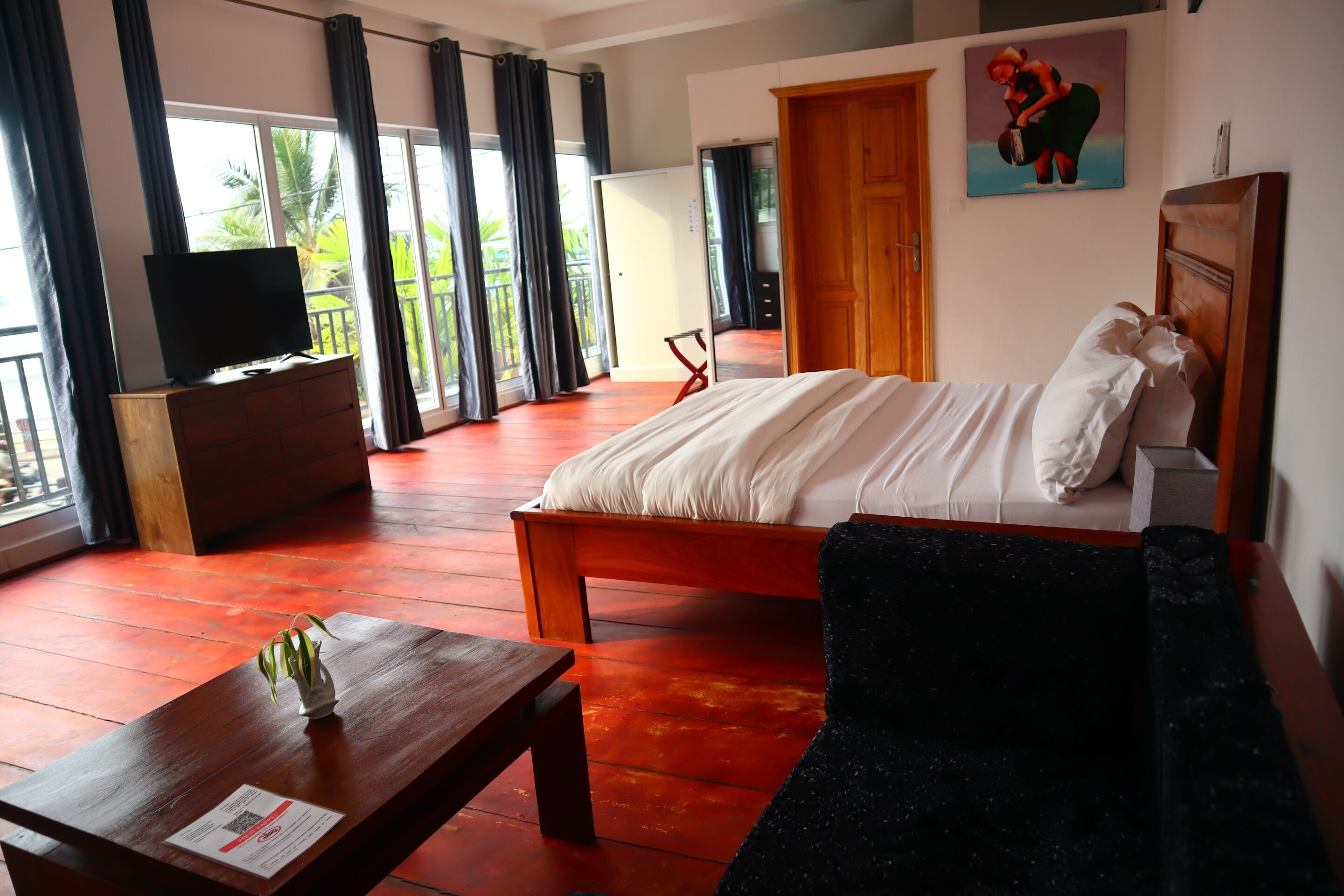 컴포트 더블룸, 장애인 지원, 앙스위트 | 객실 내 금고, 각각 다른 스타일의 인테리어, 무료 WiFi, 침대 시트