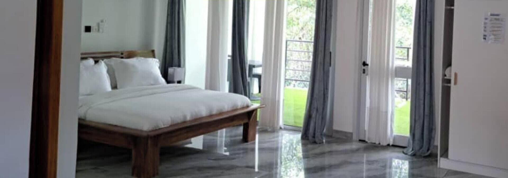 Dobbeltrom – premium, eget bad, elveutsikt | Safe på rommet, individuelt dekorert, wi-fi (inkludert) og sengetøy