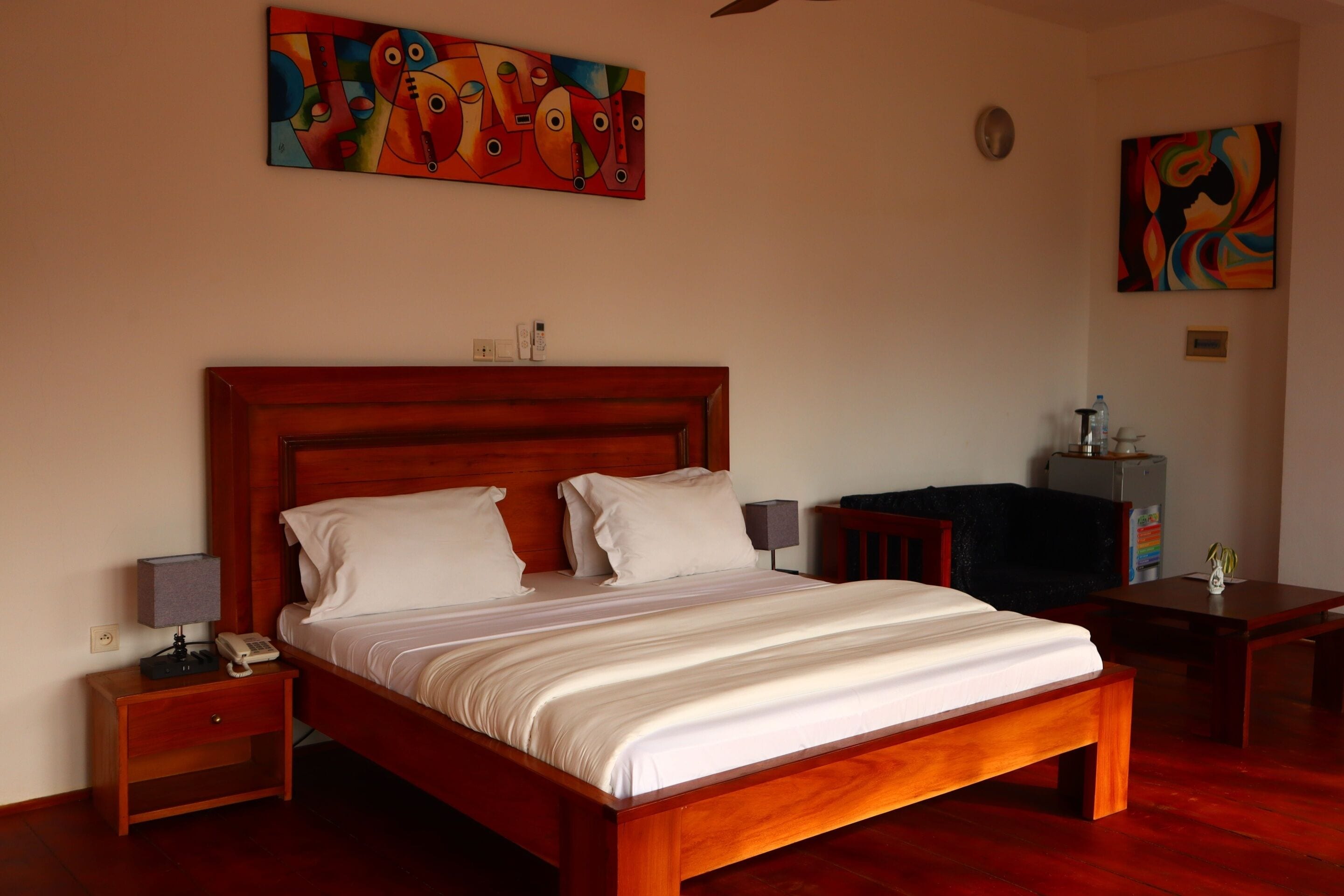 Kahden hengen comfort-huone, esteetön, kylpyhuone makuuhuoneen yhteydessä | Tallelokero huoneessa, yksilöllisesti sisustettu, ilmainen Wi-Fi