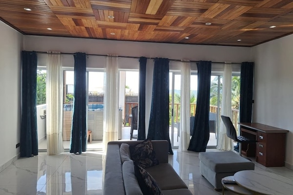 Executive Suite, Ensuite, Partial Sea View | Lounge