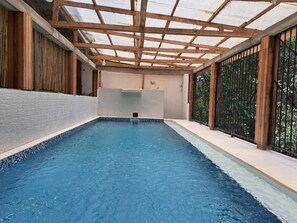 Una piscina al aire libre (de 09:00 a 21:00), sombrillas, tumbonas