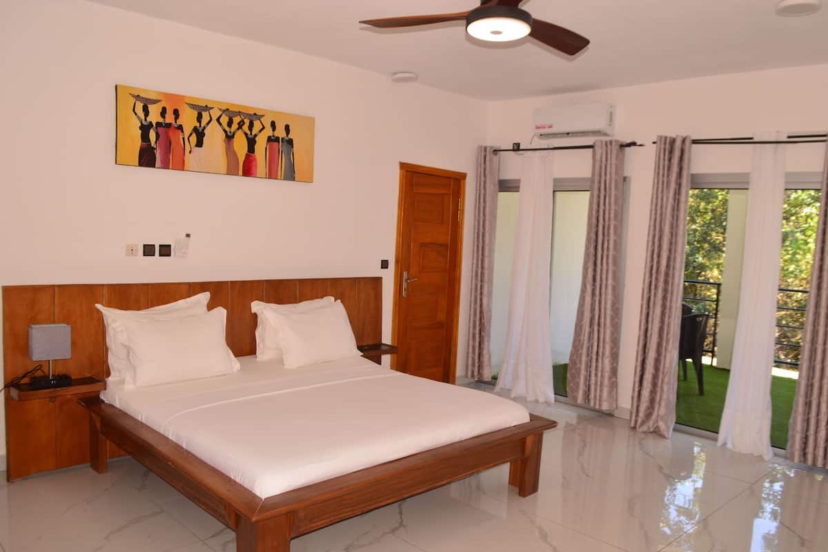 Suite Deluxe, bagno in camera, vista fiume | 1 camera, una cassaforte in camera, con stile personalizzato