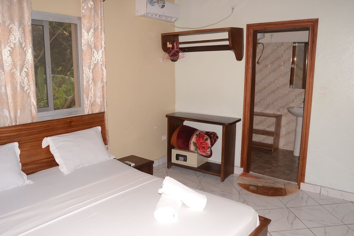 Chambre Standard double, salle de bain attenante | 1 chambre, coffre-fort, décor unique, accÚs au Wi-Fi (inclus)