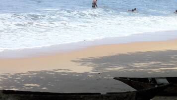 En la playa, snorkel, windsurf, bar en la playa
