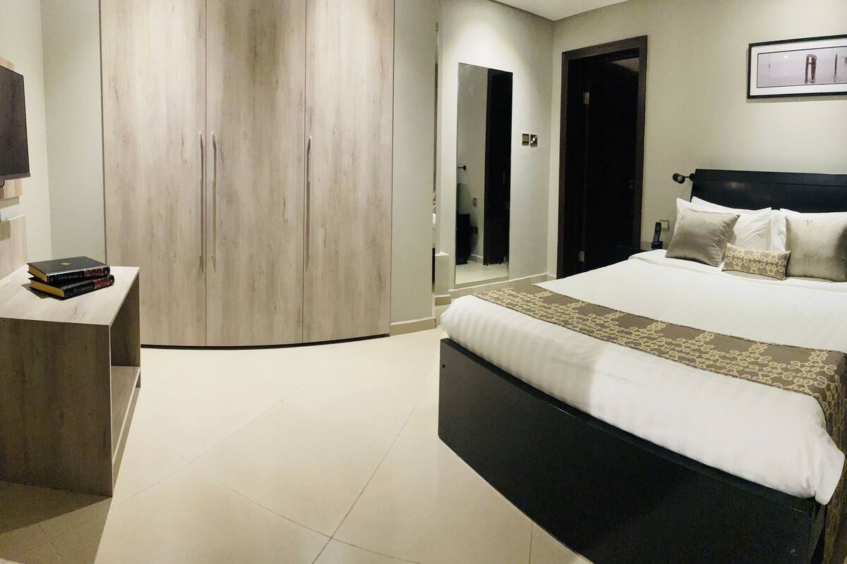 Executive Apartment | Premium bedding, in-room safe, desk, laptop workspace