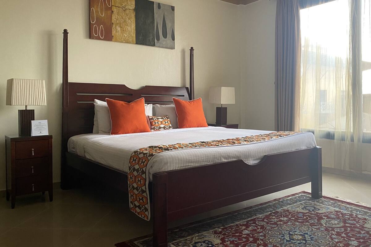 Deluxe Suite, 1 King Bed, Balcony | Premium bedding, in-room safe, desk, laptop workspace