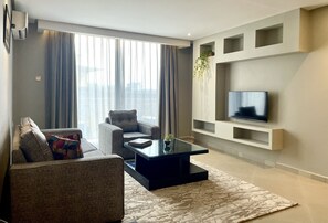 Suite Exécutive, 1 très grand lit, balcon, vue cour intérieure | Coin séjour