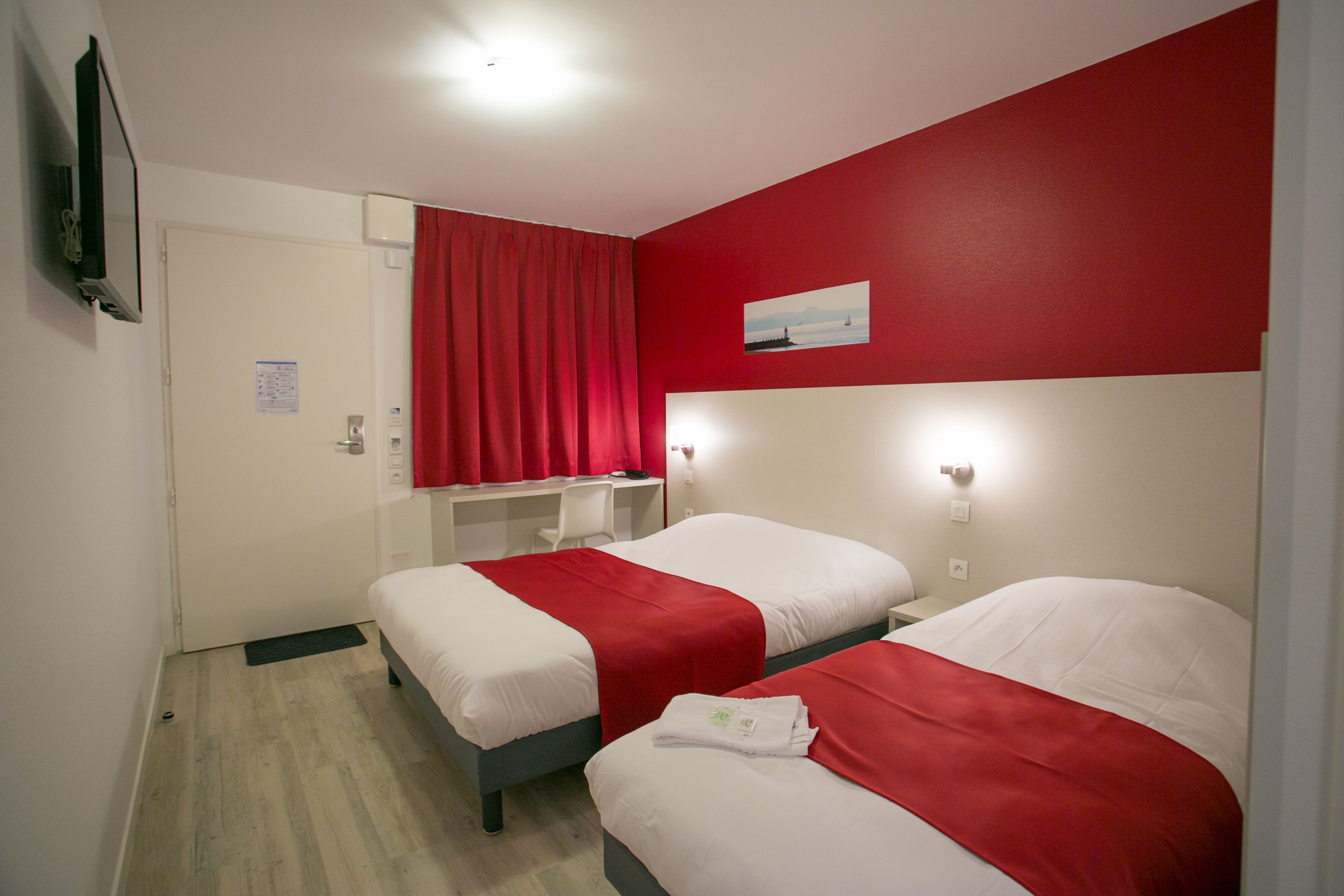 Dreibettzimmer | Hochwertige Bettwaren, Schreibtisch, Verdunkelungsvorhänge