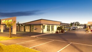 Un hôtel appelé « Motel des Landes » doté d’un parking et d’une entrée.