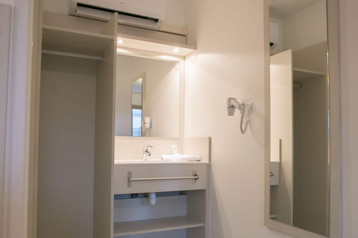 triple room | bathroom sink