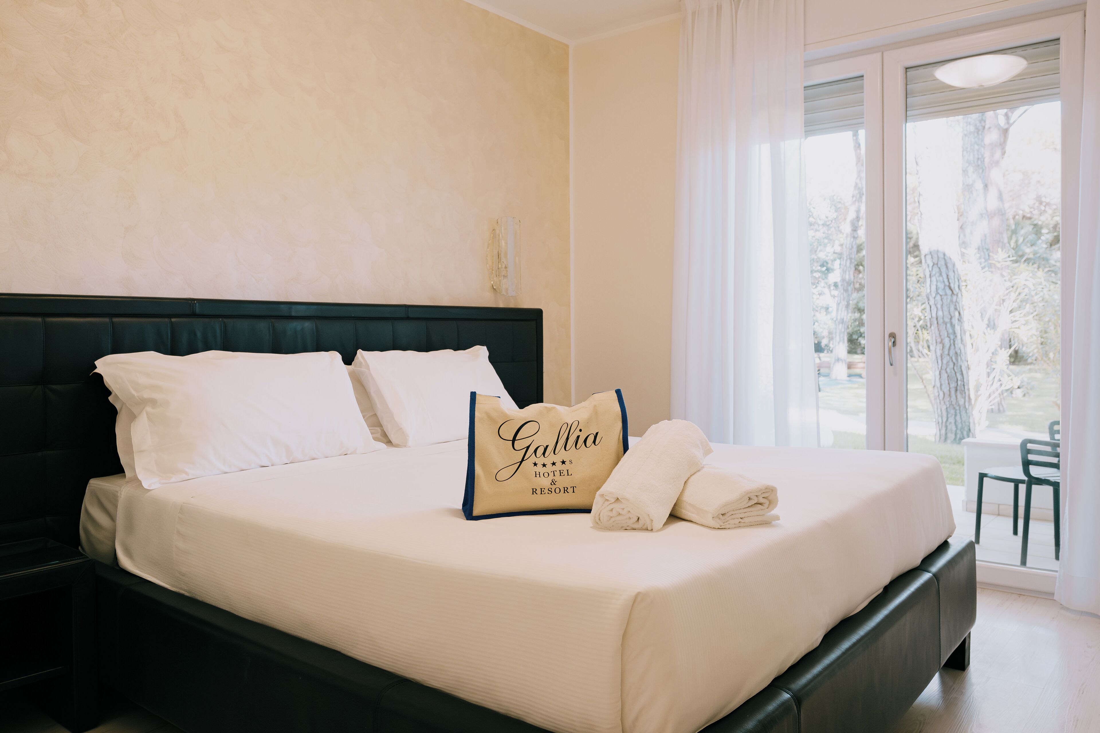 Minibar, in-room safe, desk, free WiFi