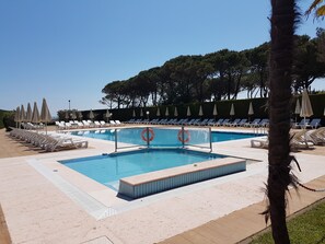 A pool area with lounge chairs and umbrellas. - Hotel & Resort Gallia (Jesolo)
