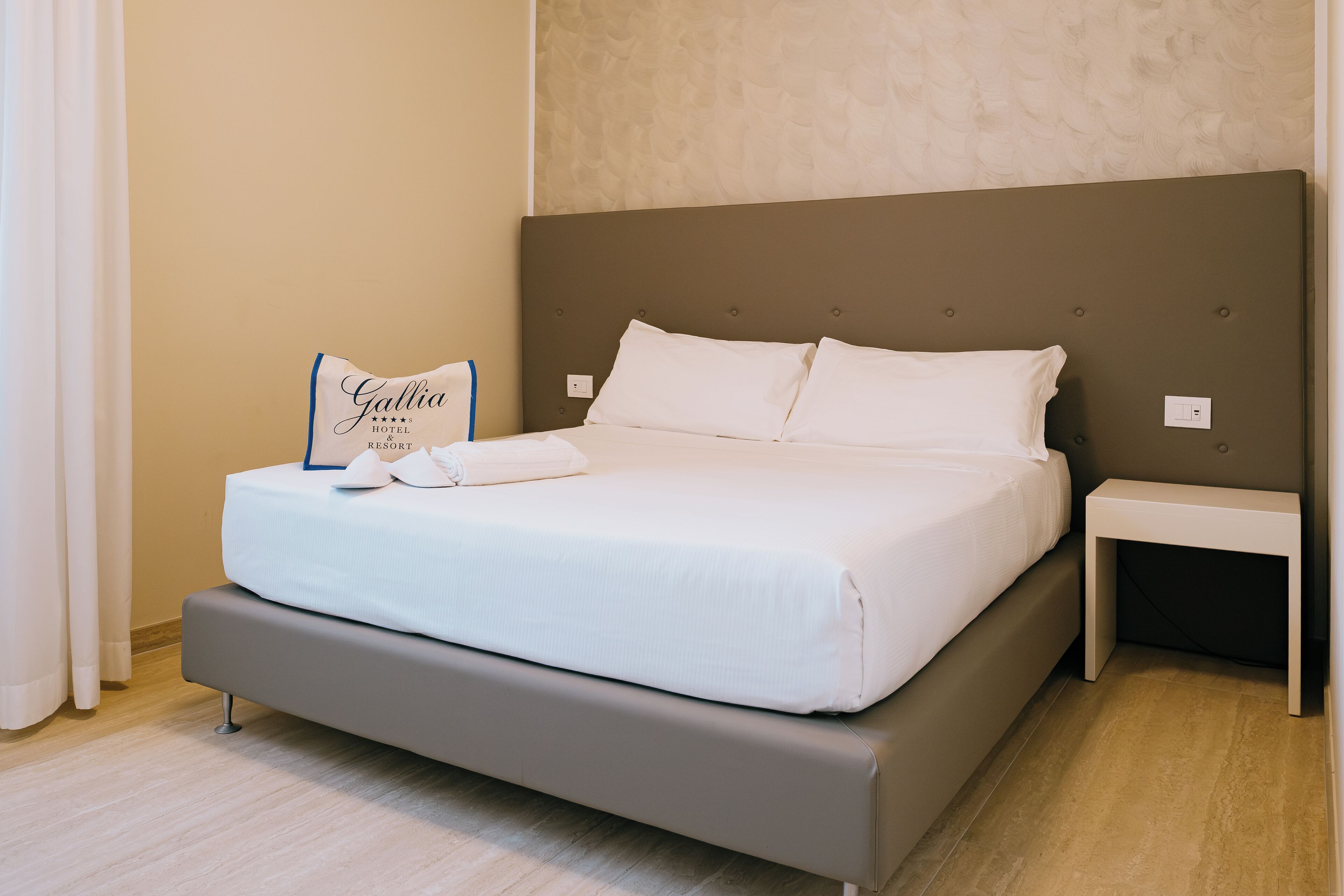 Minibar, in-room safe, desk, free WiFi