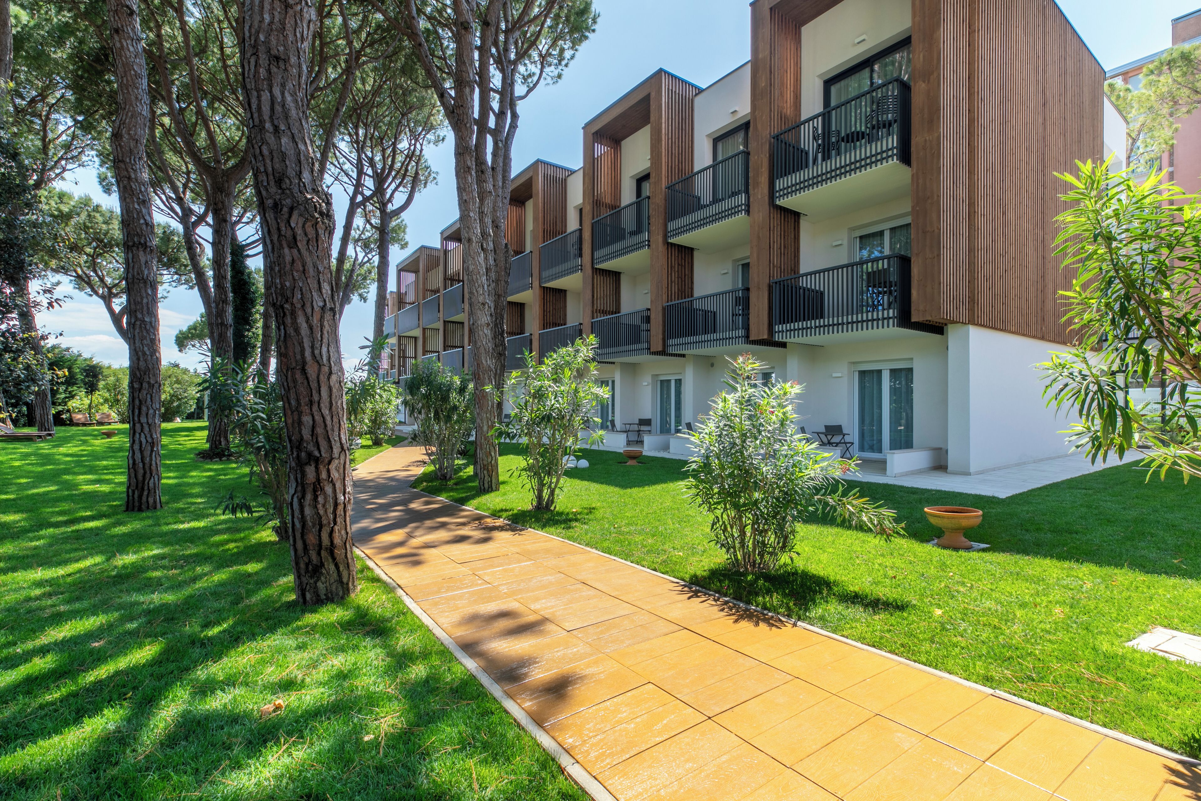 deluxe double room (beach access included) | 1 bedroom, minibar, in-room safe, desk