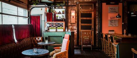 Sert le déjeuner, le dîner et l'apéritif