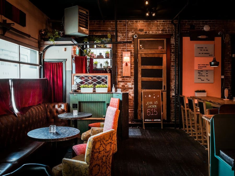 Det finns lunch, middag och happy hour