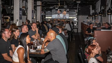 提供午餐、晚餐和減價時段優惠