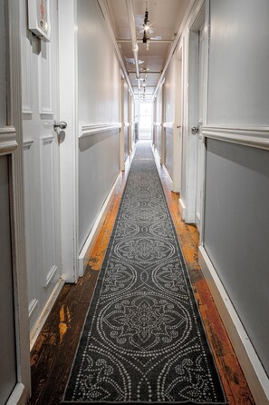 Living area - Cambie Downtown Hostel (Vancouver)