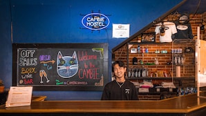 Zona de bar con una pizarra que anuncia ofertas, cerveza y vino.