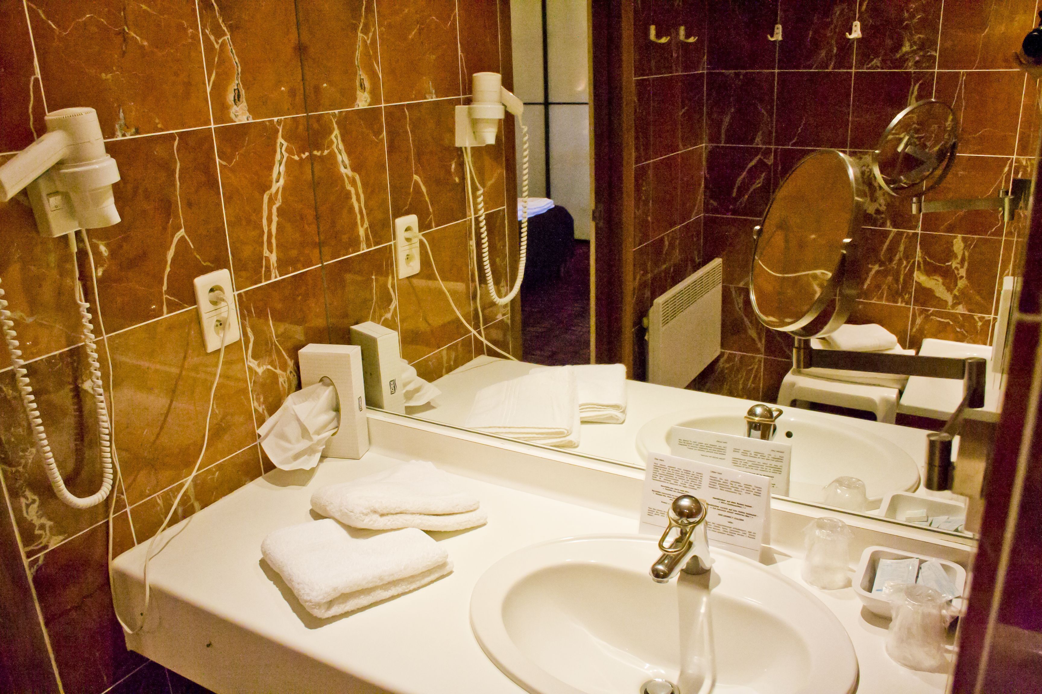 deluxe room | bathroom sink