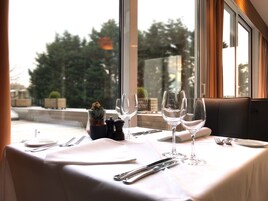 Breakfast, lunch, dinner served; French cuisine 