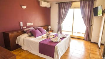 Desk, laptop workspace, soundproofing, free WiFi