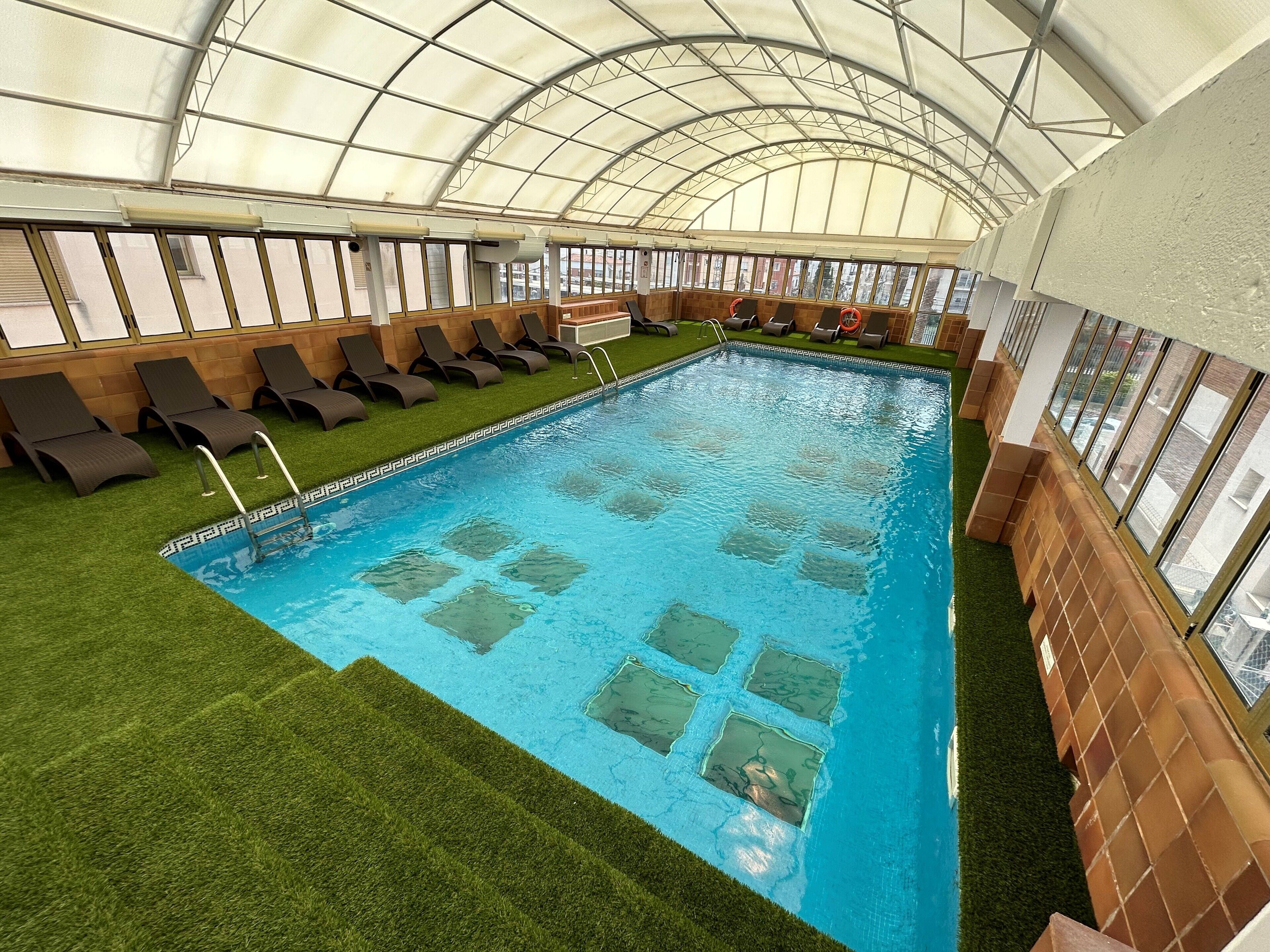 Piscina coperta, piscina stagionale all'aperto, lettini