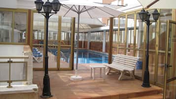 Piscina coperta, piscina stagionale all'aperto, lettini