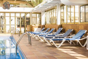 Piscina coperta, piscina stagionale all'aperto, lettini