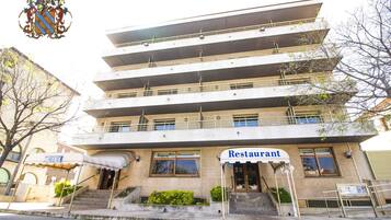 Vista frontal de la propiedad