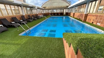 Een binnenzwembad, een seizoensgebonden buitenzwembad en ligstoelen