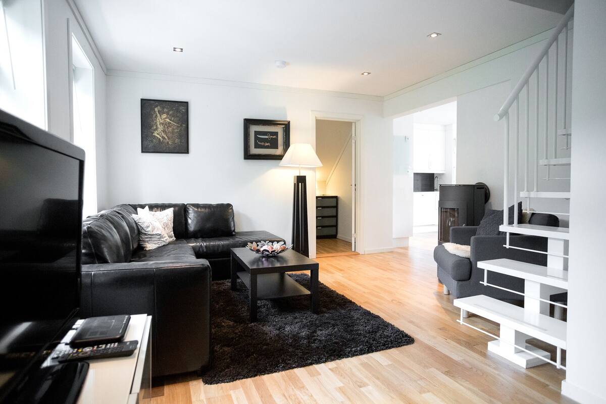 Apartment, 3 Bedrooms (Tårngata 39) | Living room | Flat-screen TV