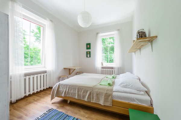 Tabla de planchar con plancha, wifi gratis, ropa de cama