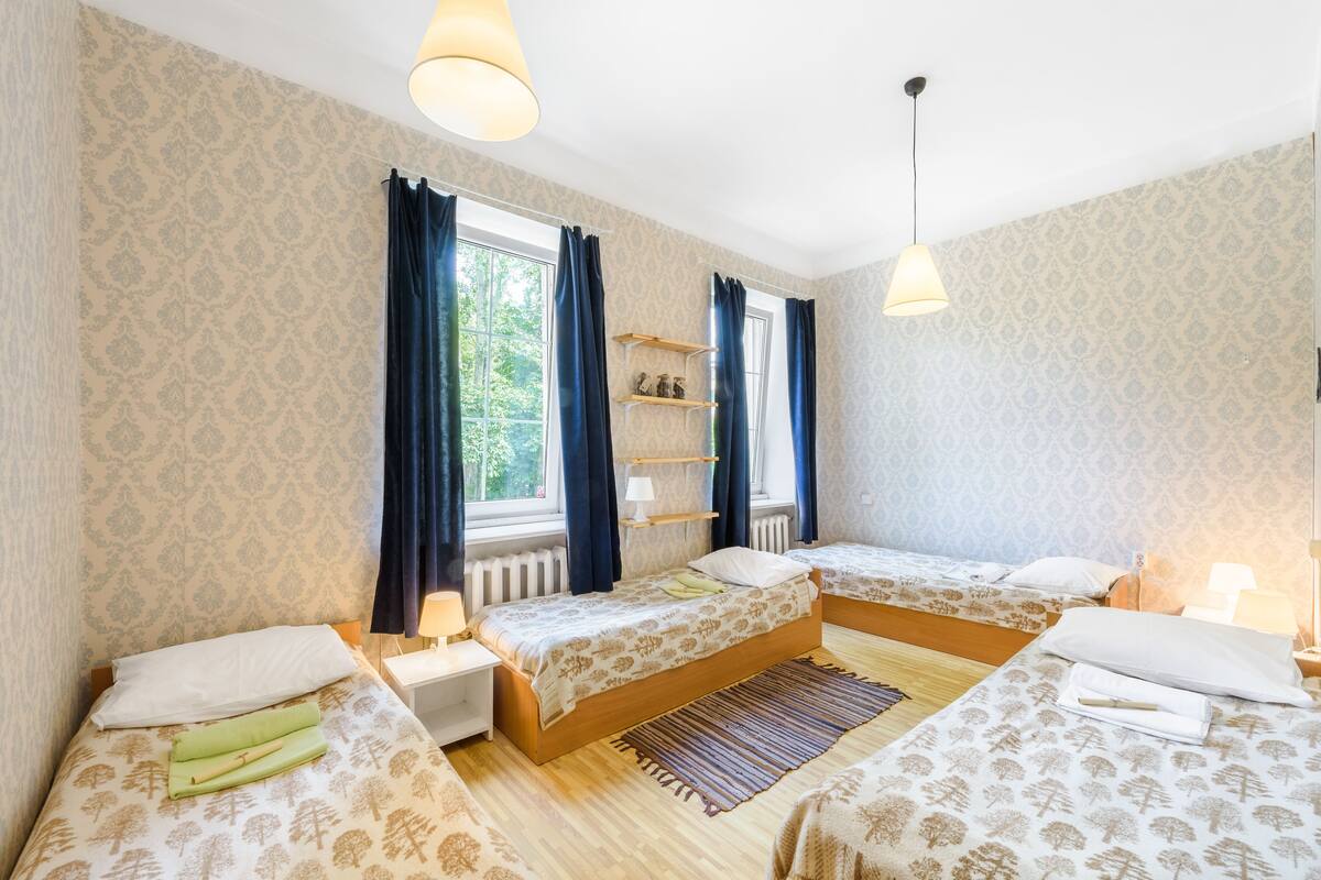 Habitación cuádruple, baño compartido | Tabla de planchar con plancha, wifi gratis y ropa de cama 