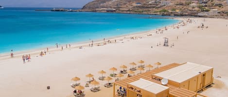 Una spiaggia nelle vicinanze