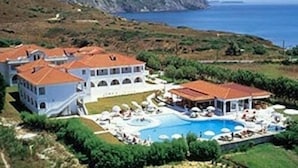 A coastal hotel with multiple buildings, a swimming pool, and a view of the sea. - Klelia Beach Hotel - All Inclusive (Zakynthos)