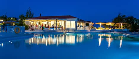 Piscine extérieure, parasols de plage, chaises longues