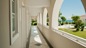 A corridor with arches and a view of the sea. - Klelia Beach Hotel - All Inclusive (Zakynthos)