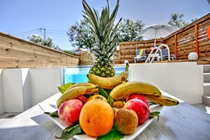 Decoración personalizada, escritorio y espacio para trabajar con laptop 