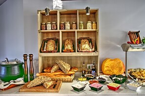 Der serveres frokost og aftensmad