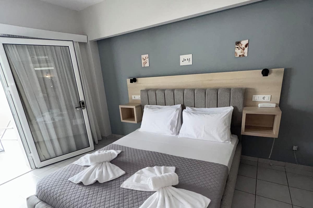 1 habitación, decoración personalizada y escritorio