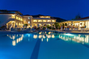 Una piscina que refleja el edificio y los alrededores.
