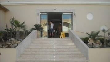 Pintu masuk properti