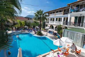 Seasonal outdoor pool, open 8:00 AM to 7:30 PM, pool umbrellas - Zante Plaza Hotel (Zakynthos)