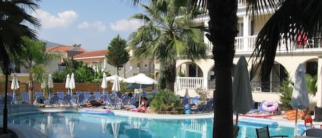 Piscine extérieure (ouverte en saison), parasols de plage