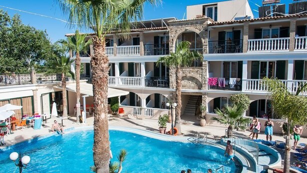 Una piscina al aire libre de temporada (de 08:00 a 19:30), sombrillas