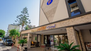 A hotel entrance with a modern design, featuring a prominent logo and the name 'Fathi Hotel' on the facade. - Fatih Hotel Kleopatra (Alanya)