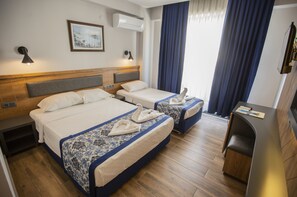 Standardrum - utsikt mot poolen | Minibar, individuell inredning, ljudisolering och wi-fi