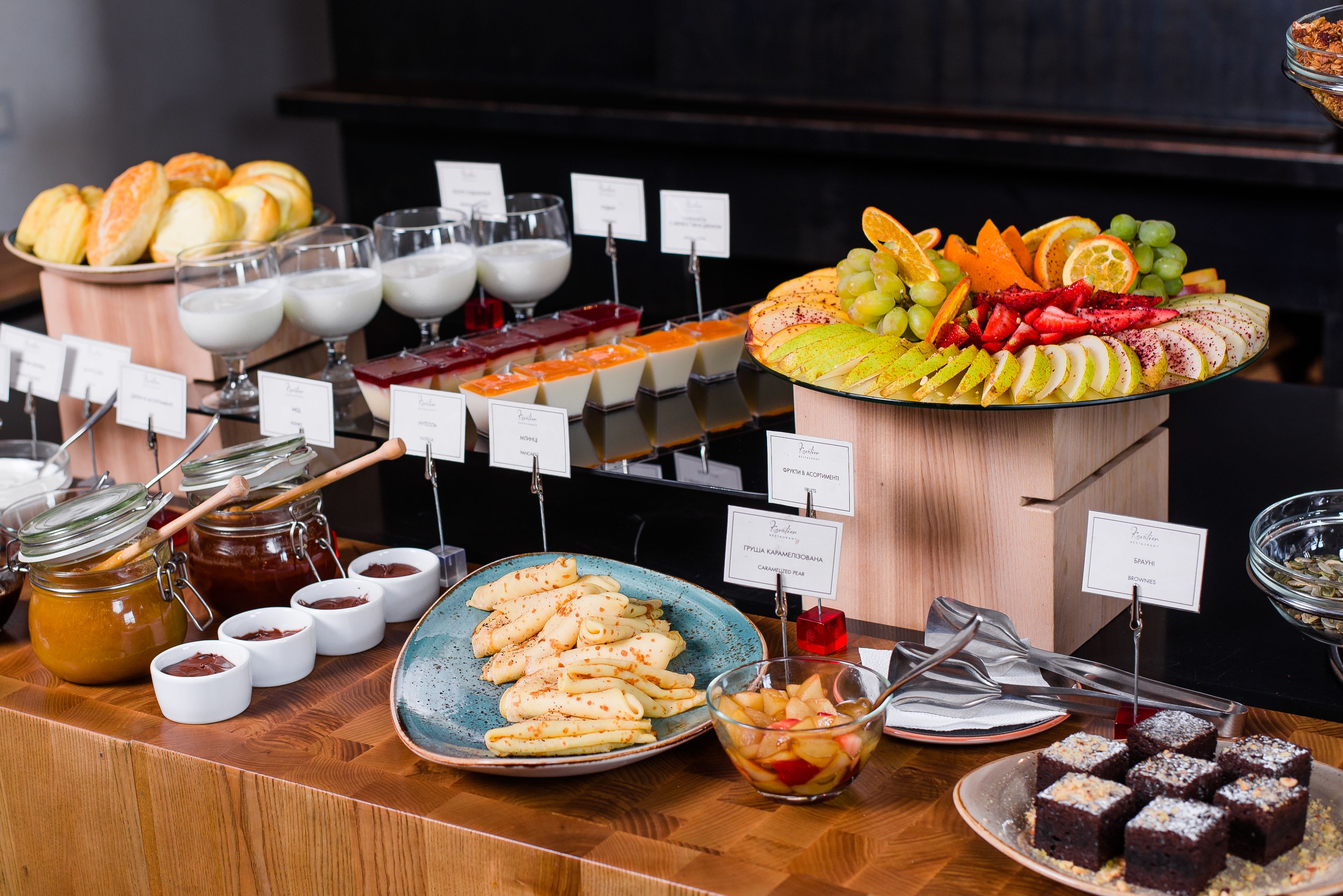 Petit déjeuner buffet (220 UAH par personne)