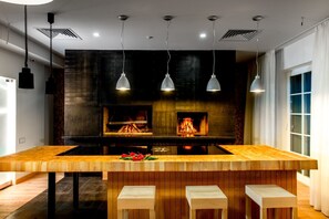 供应早餐、晚餐和早午餐